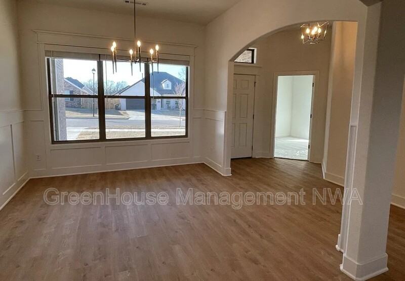 1574 N Pershing St - Photo 3 of 29
