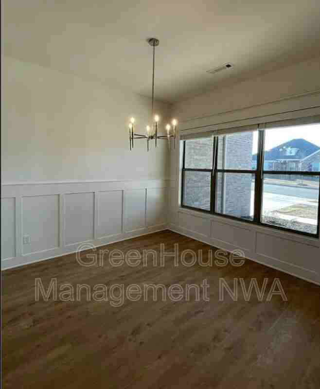 1574 N Pershing St - Photo 4 of 29