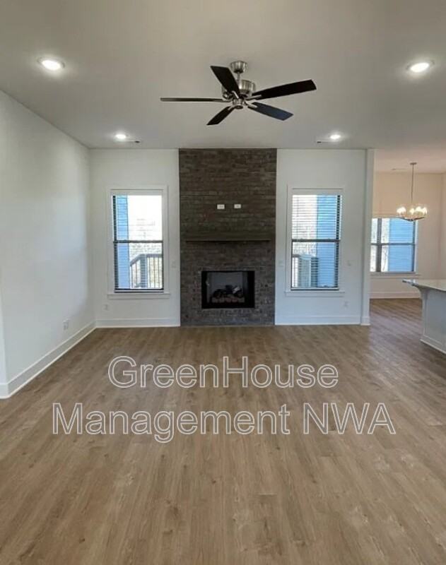 1574 N Pershing St - Photo 5 of 29