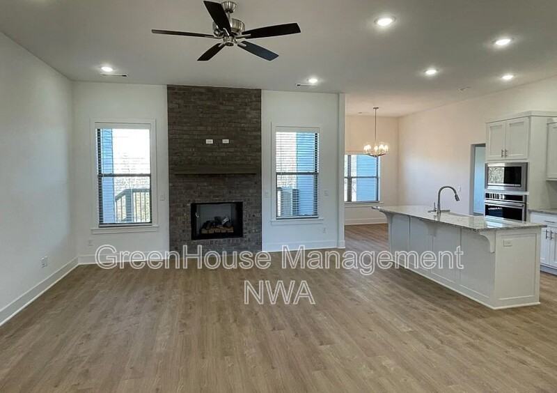 1574 N Pershing St - Photo 6 of 29