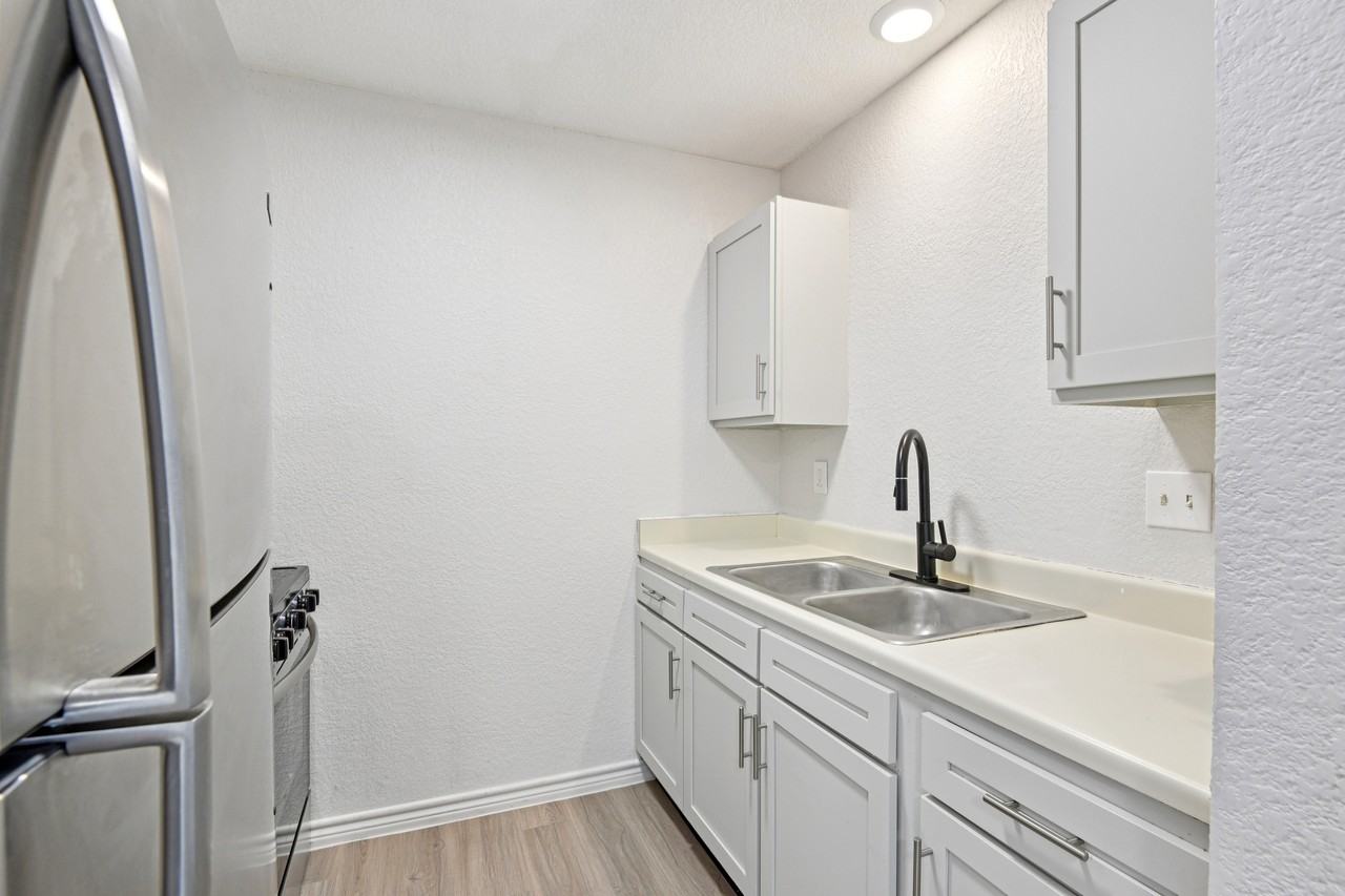 264 Loma Vista St, New Braunfels, TX 78130 - Photo 5 of 25