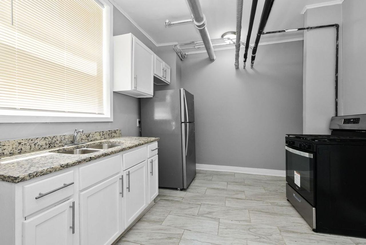 6952 - 6964 S. Clyde Avenue / E. 70th St. - Photo 6 of 20