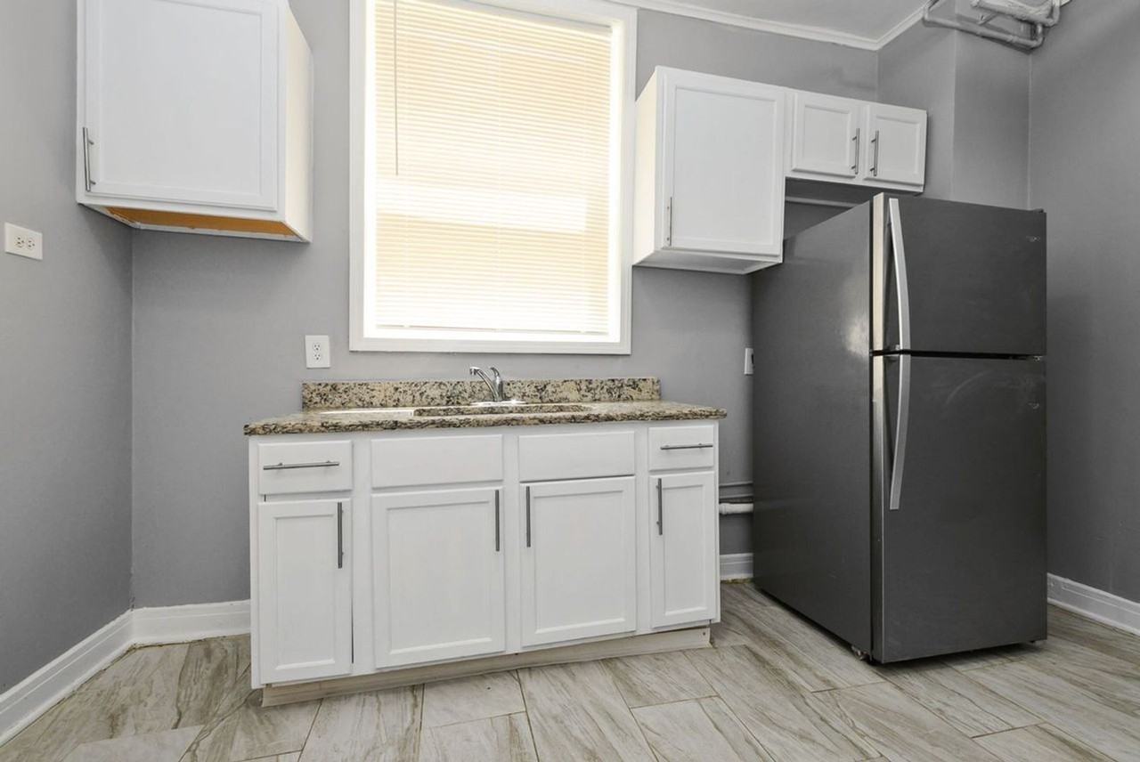 6952 - 6964 S. Clyde Avenue / E. 70th St. - Photo 7 of 20