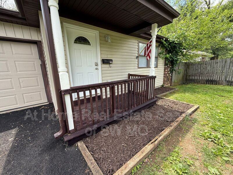 2940 W Walnut St - Photo 3 of 20