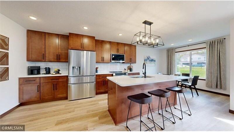 18001 Walnut Cir - Photo 4 of 13