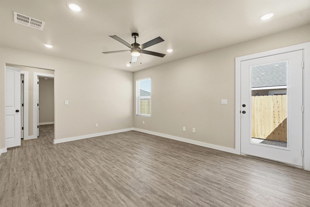 2876 Glennster St - Photo 5 of 29