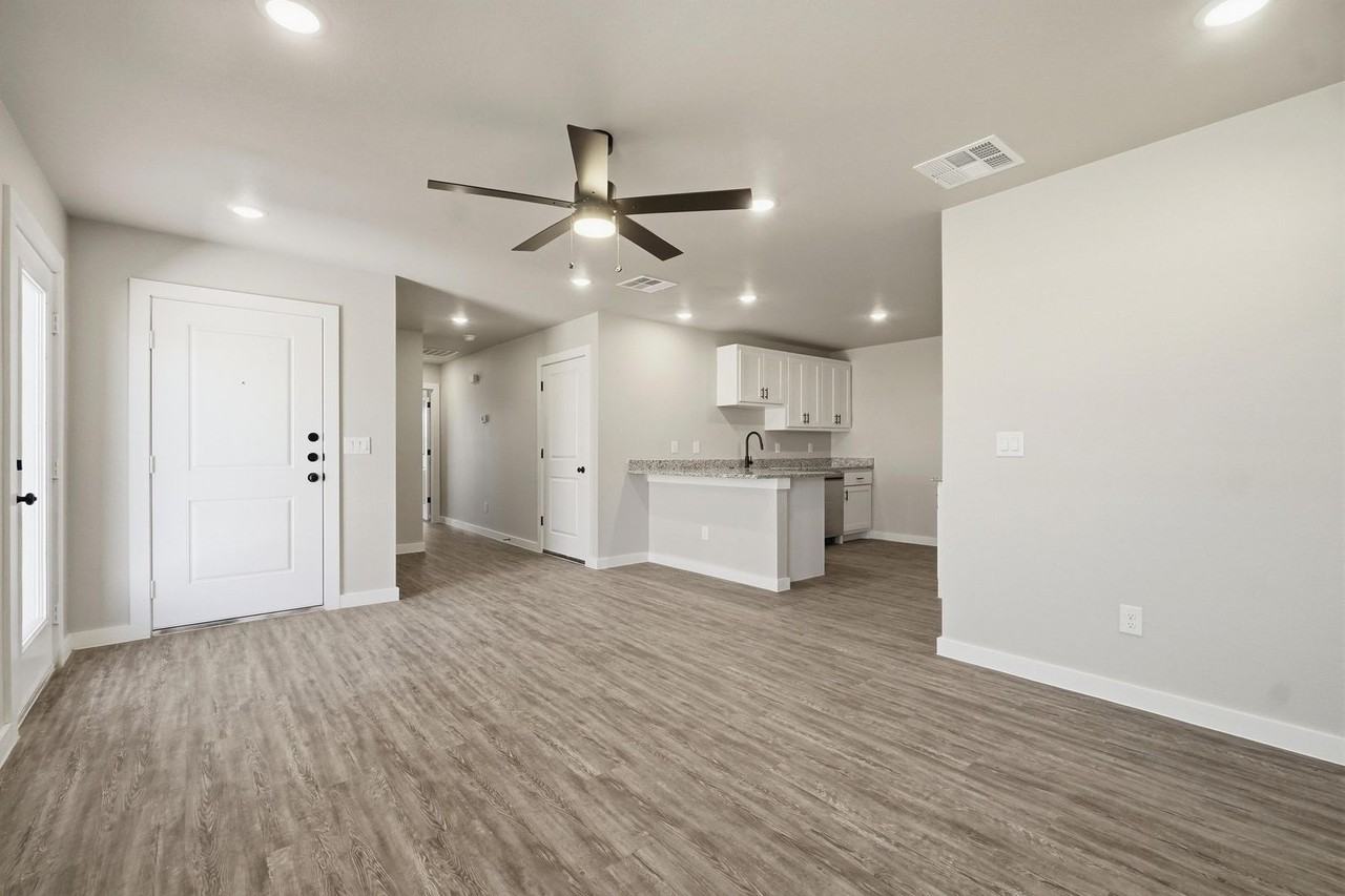 2876 Glennster St - Photo 7 of 29