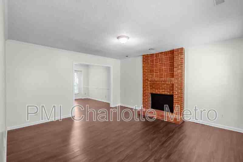 10800 Whittersham Dr - Photo 4 of 30