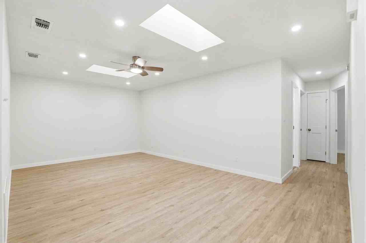 1112 Laurel Oaks Ct - Photo 4 of 17