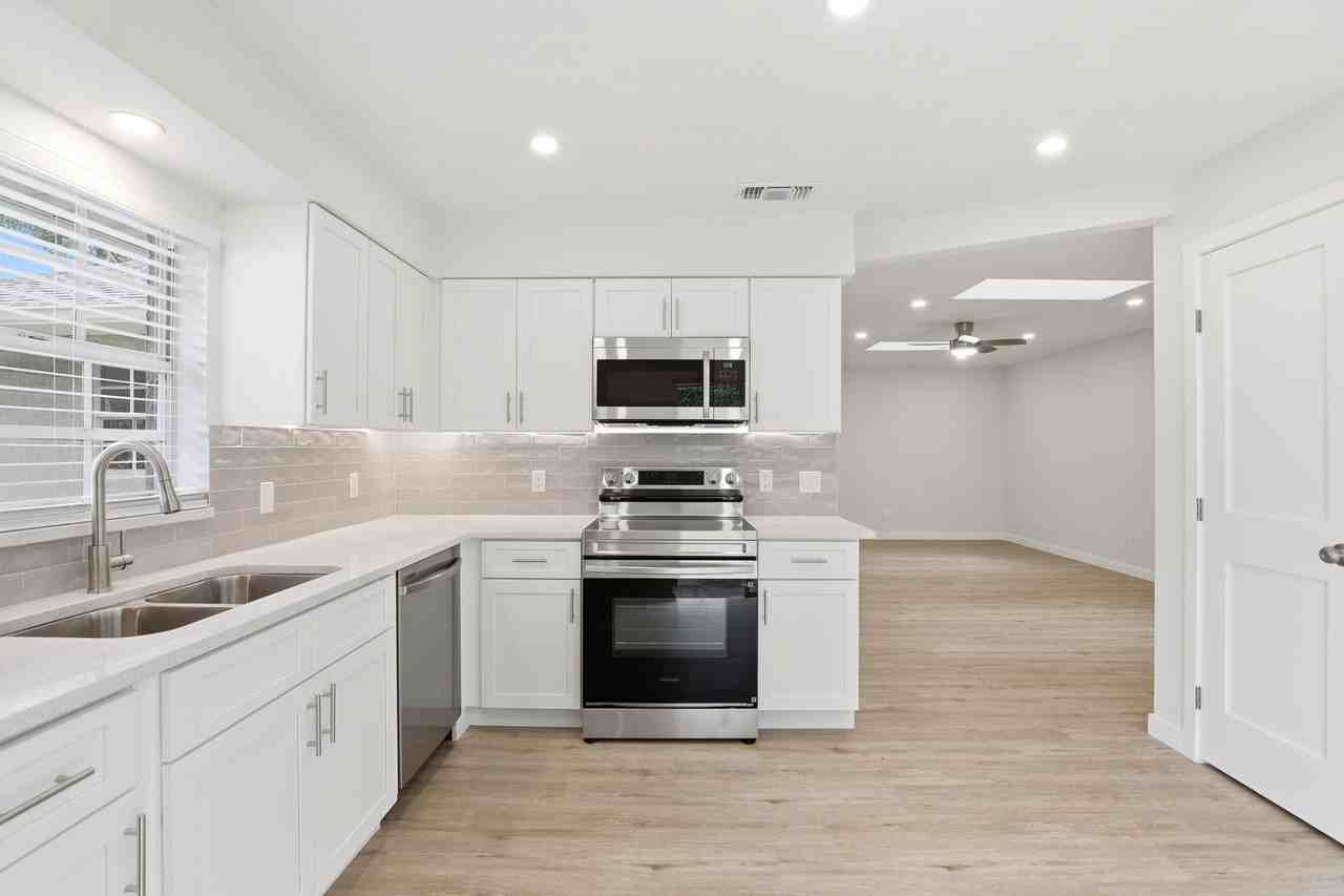 1112 Laurel Oaks Ct - Photo 7 of 17