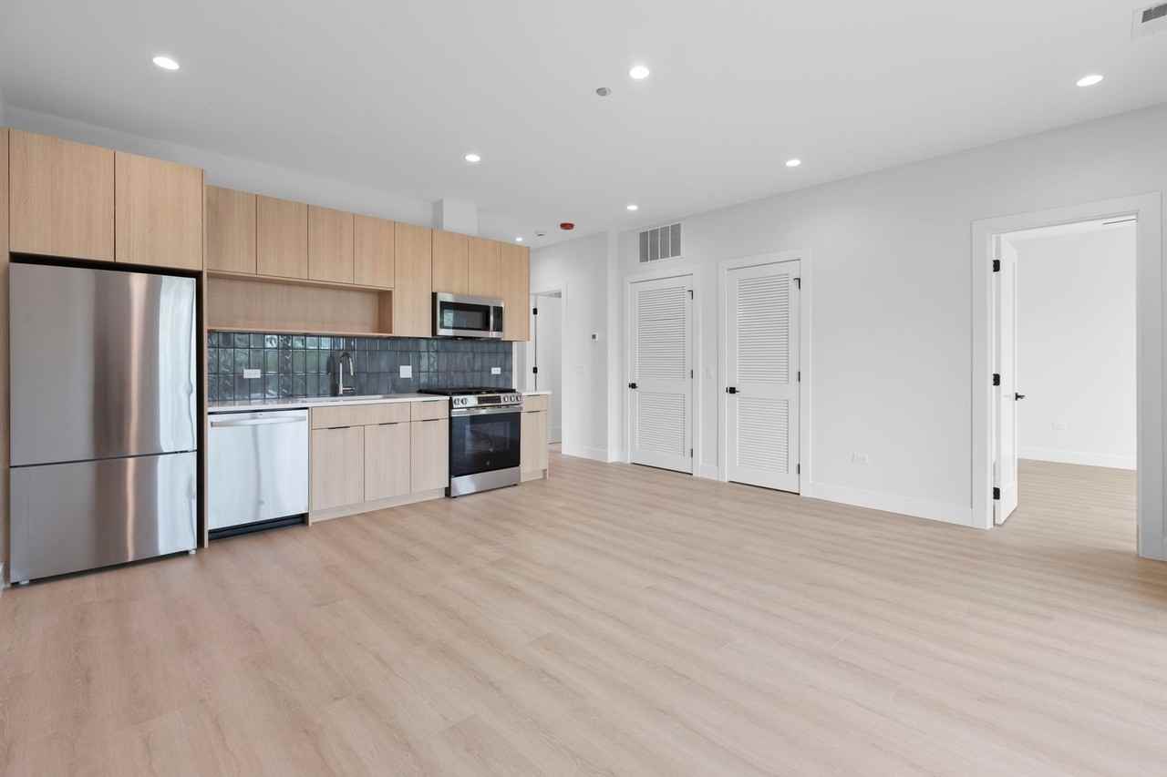 904 W Dakin St - Photo 6 of 21