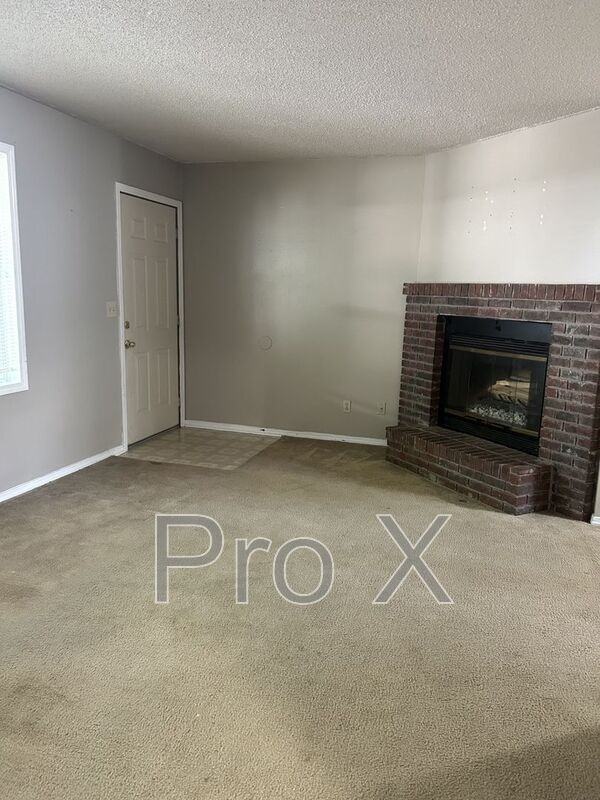 508 E Monroe St - Photo 4 of 12