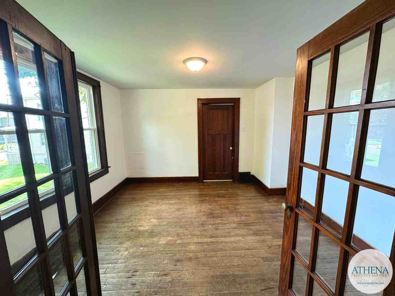 413 N Frederick St - Photo 3 of 15