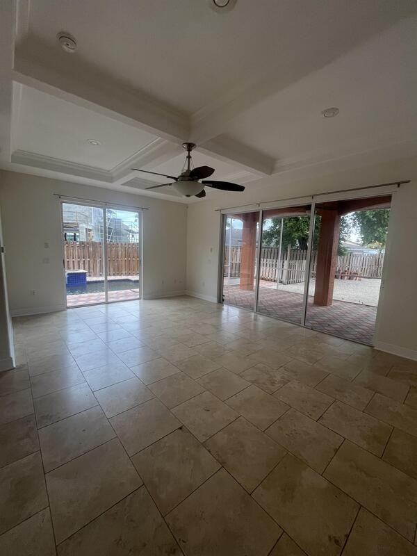 2119 Montclair Dr - Photo 2 of 13
