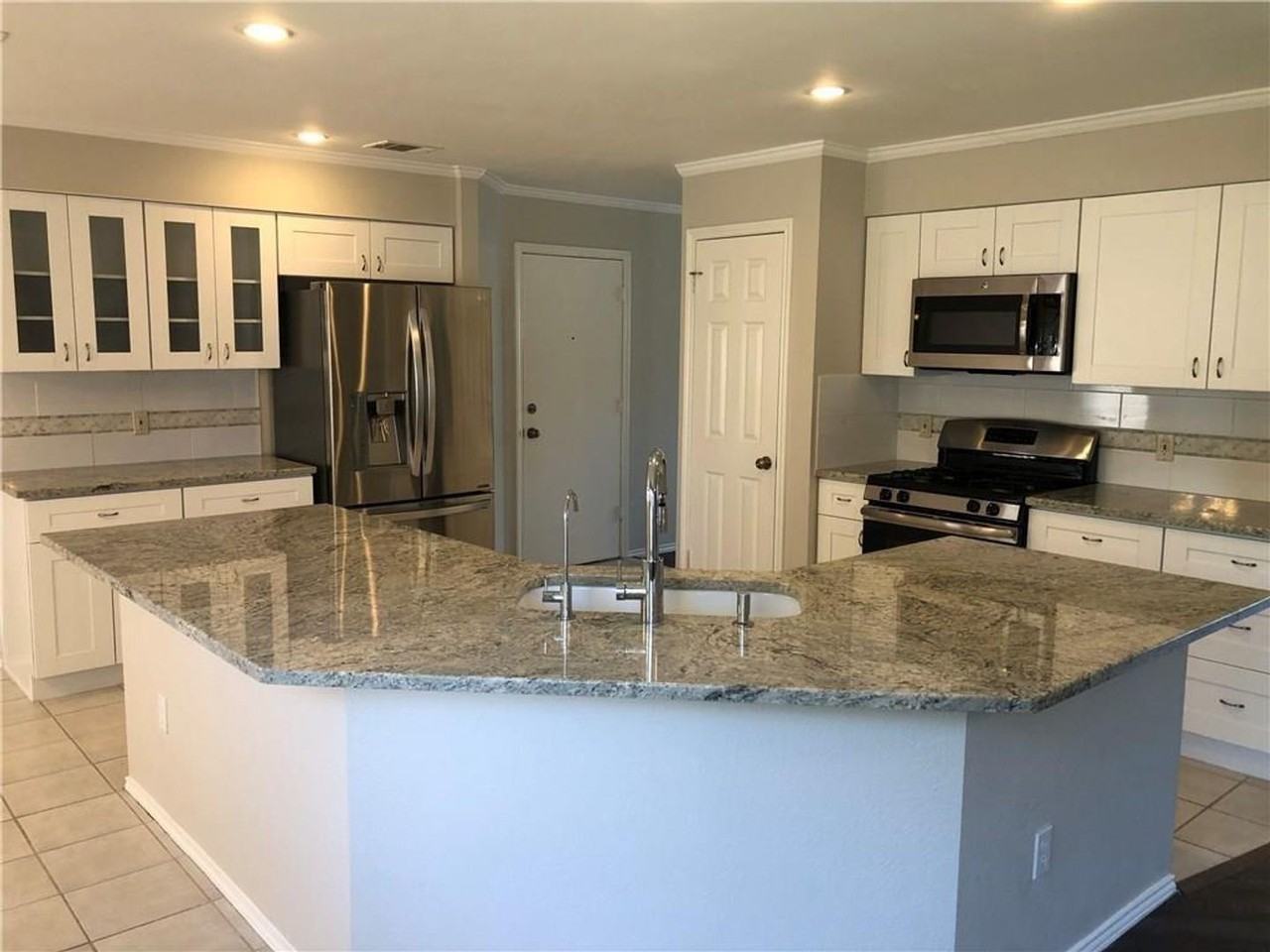 13200 Amasia Dr - Photo 4 of 32