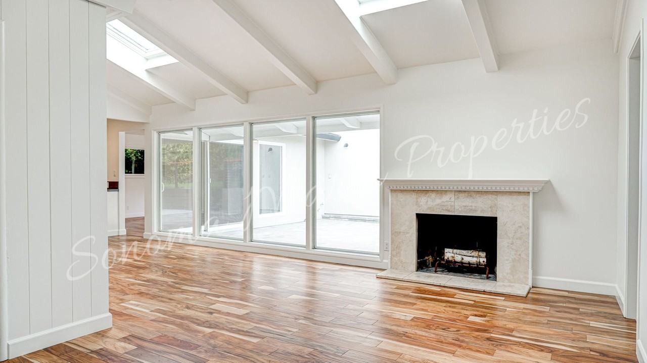 269 Karen Way - Photo 4 of 34
