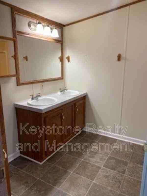 230 Alabama Ave - Photo 6 of 10