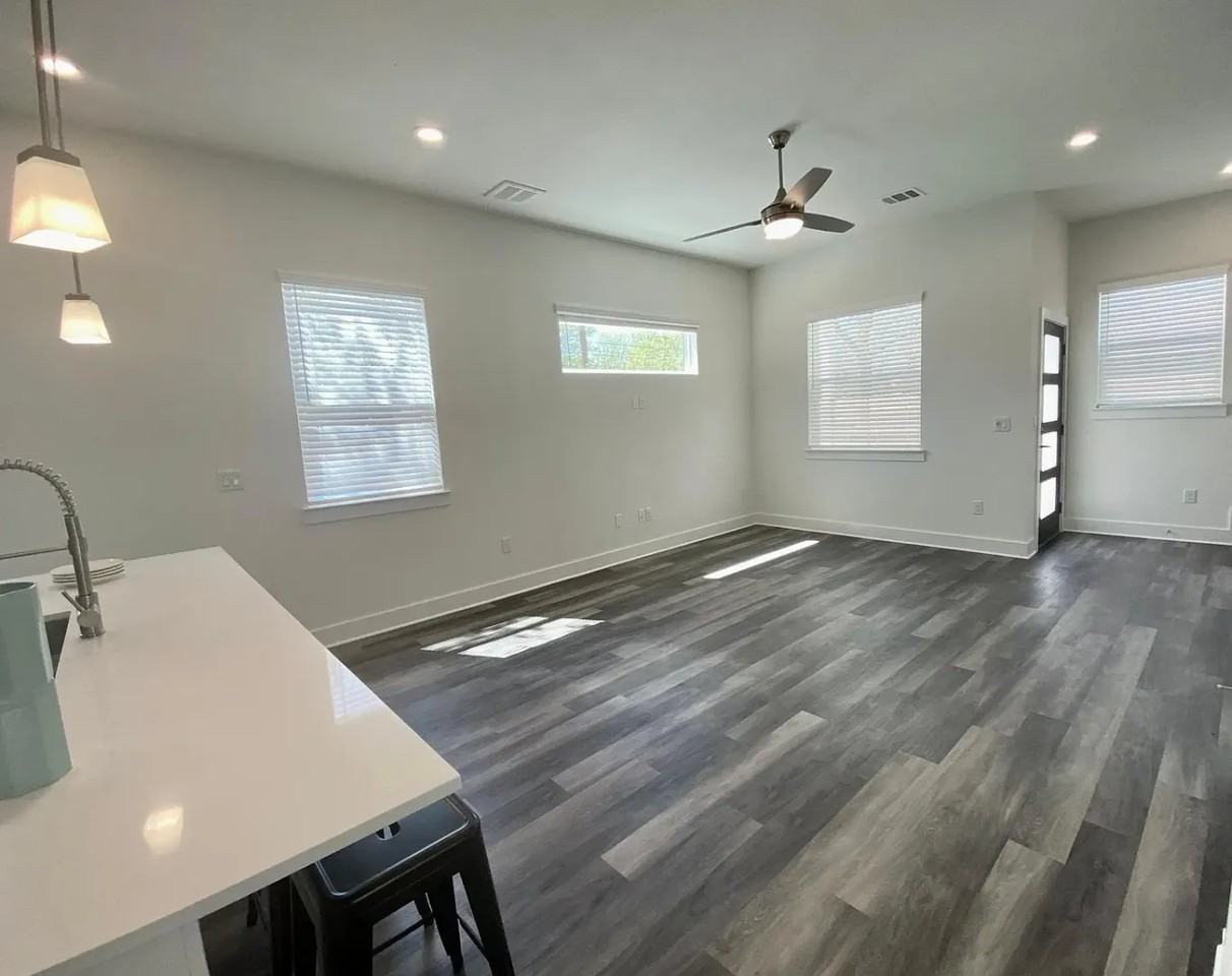 6410 Porter St - Photo 4 of 22