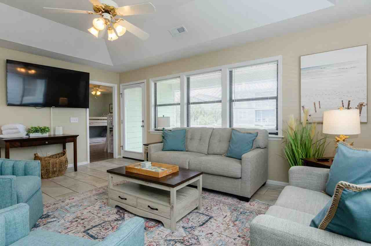 741 Fort Fisher Blvd N - Photo 4 of 50