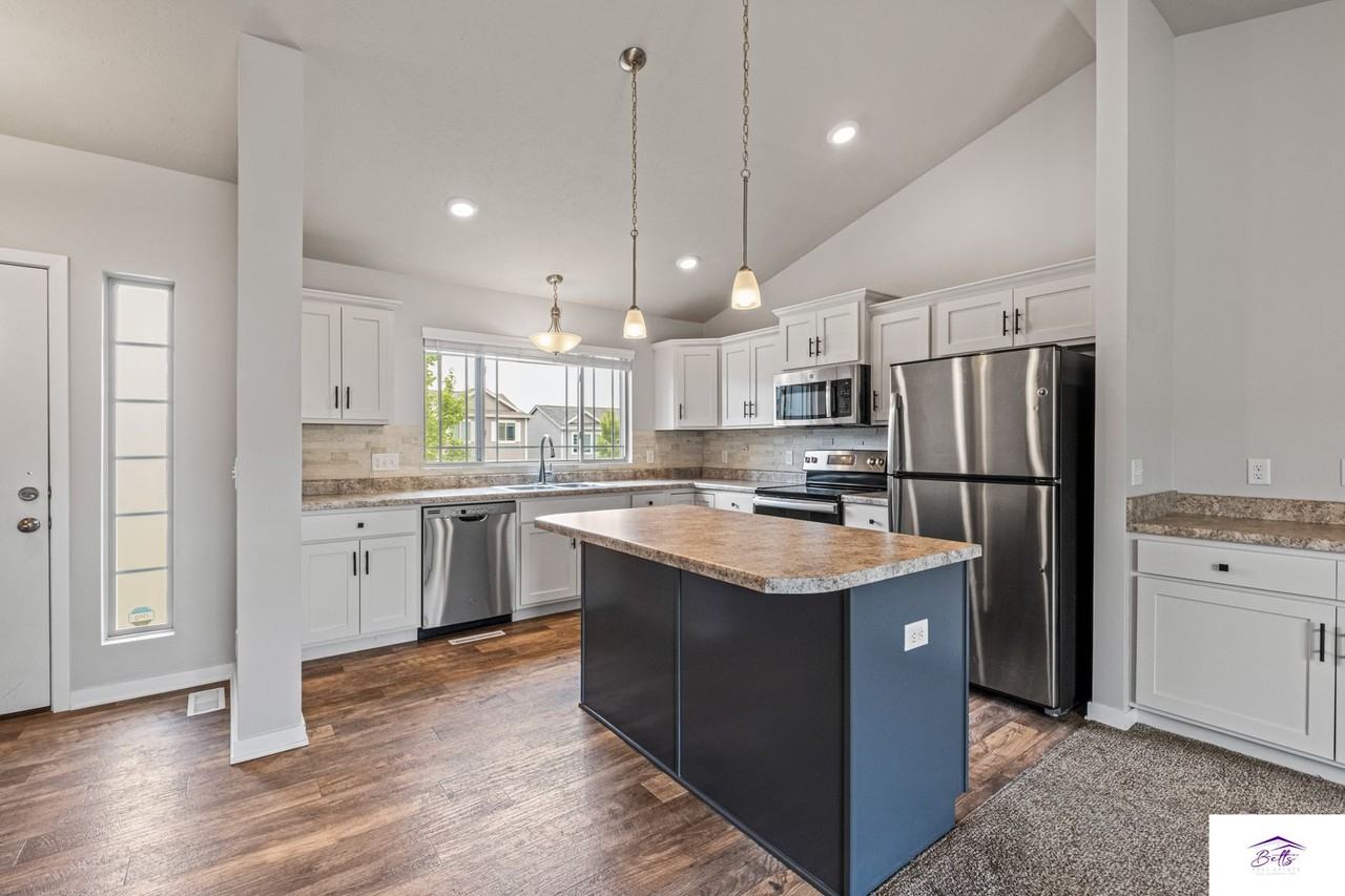 7825 N 147th Ave - Photo 3 of 22
