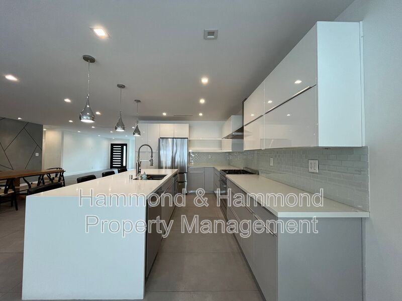 5735 Saloma Ave - Photo 3 of 22