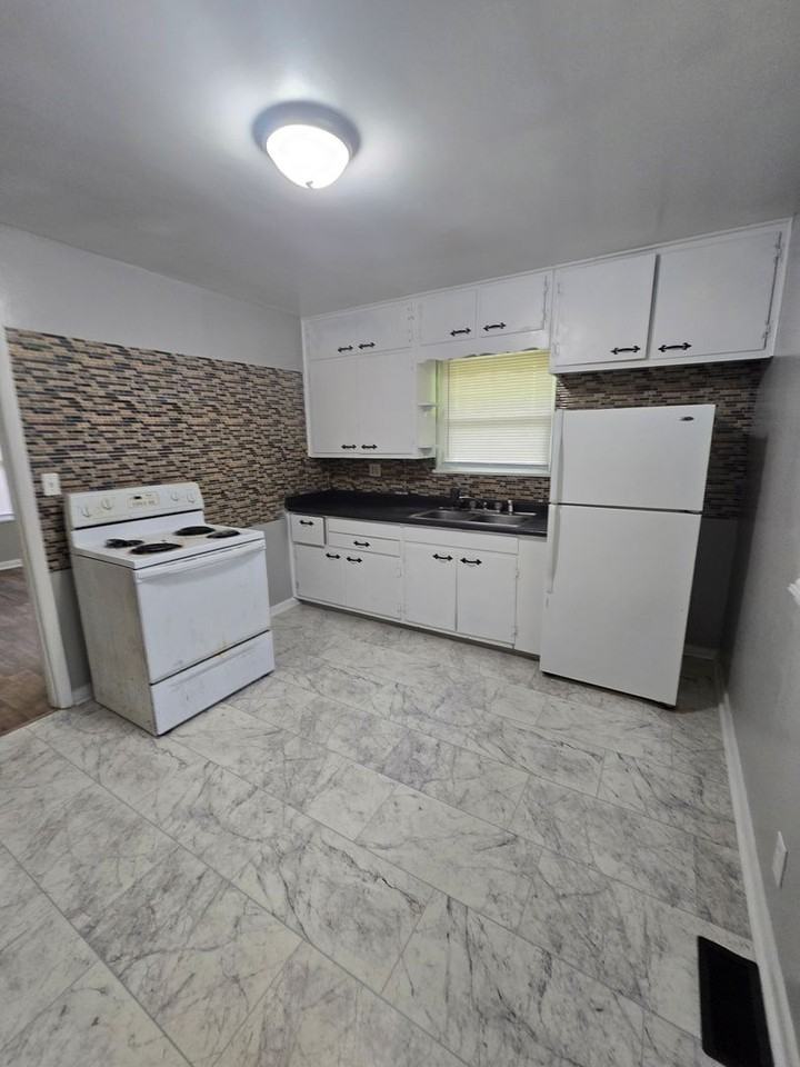 3472 N Dearborn St - Photo 7 of 7