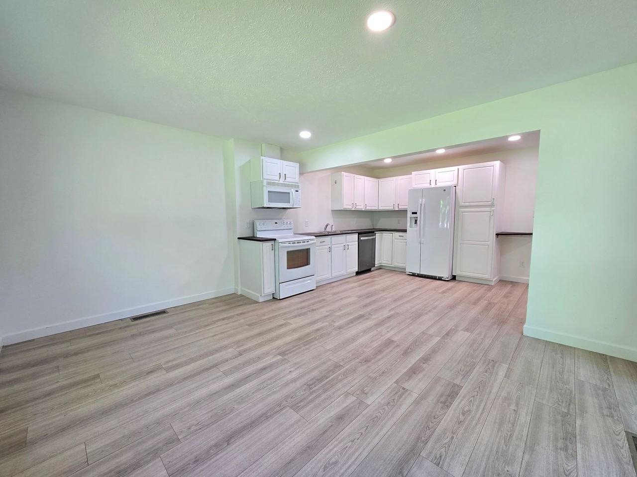 8224 Pine Ave - Photo 4 of 21