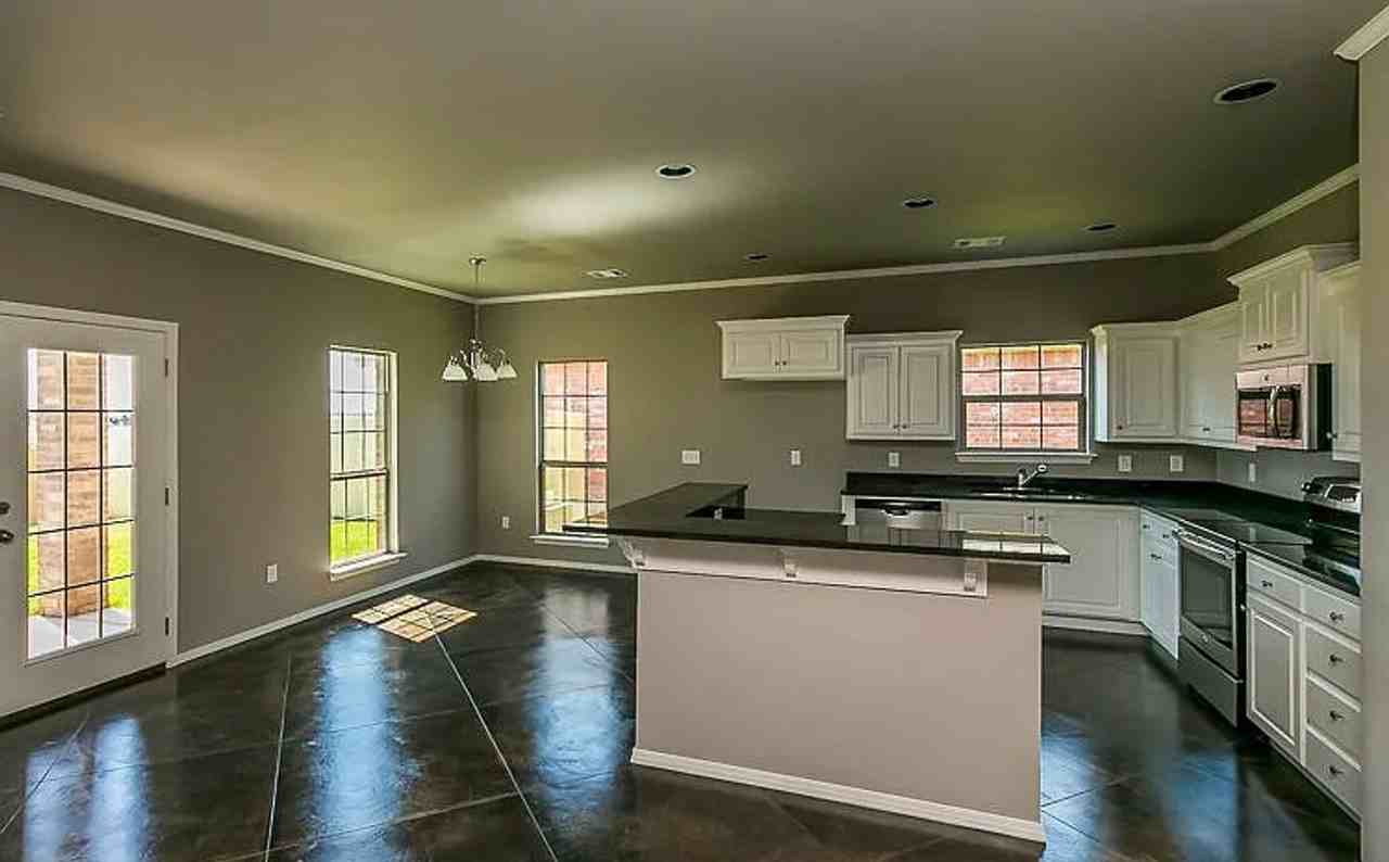 7915 Legacy Pkwy - Photo 2 of 4