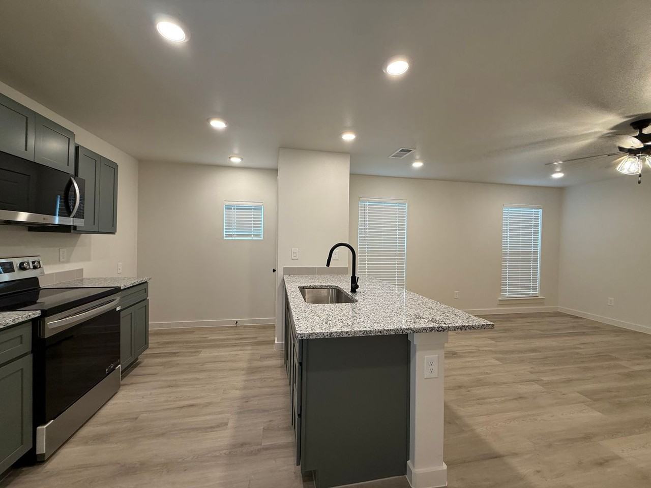 5526 Rice St - Photo 4 of 13