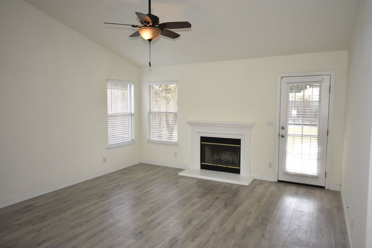 8717 Aspen Hill Ct - Photo 2 of 13