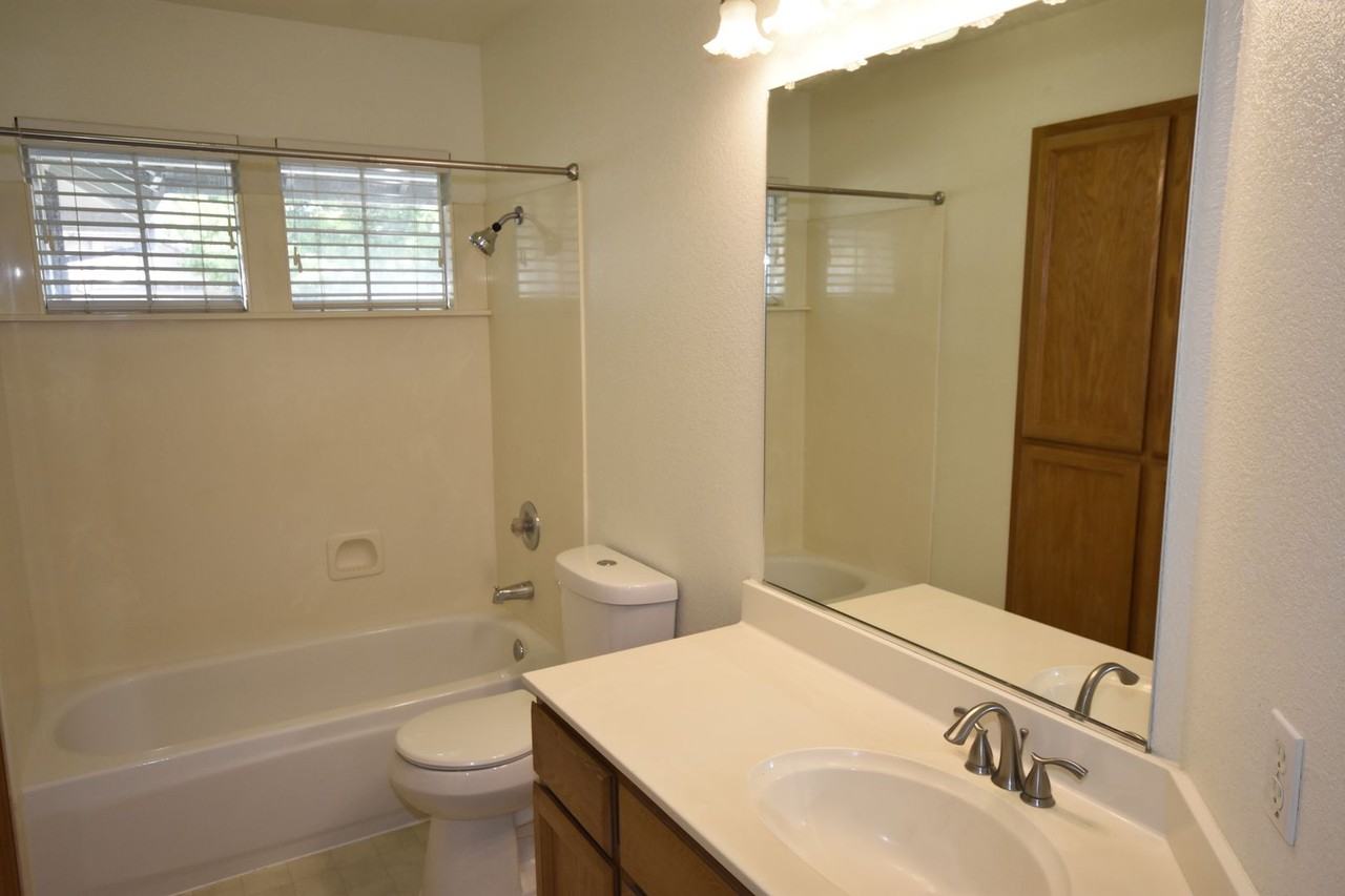 8717 Aspen Hill Ct - Photo 5 of 13