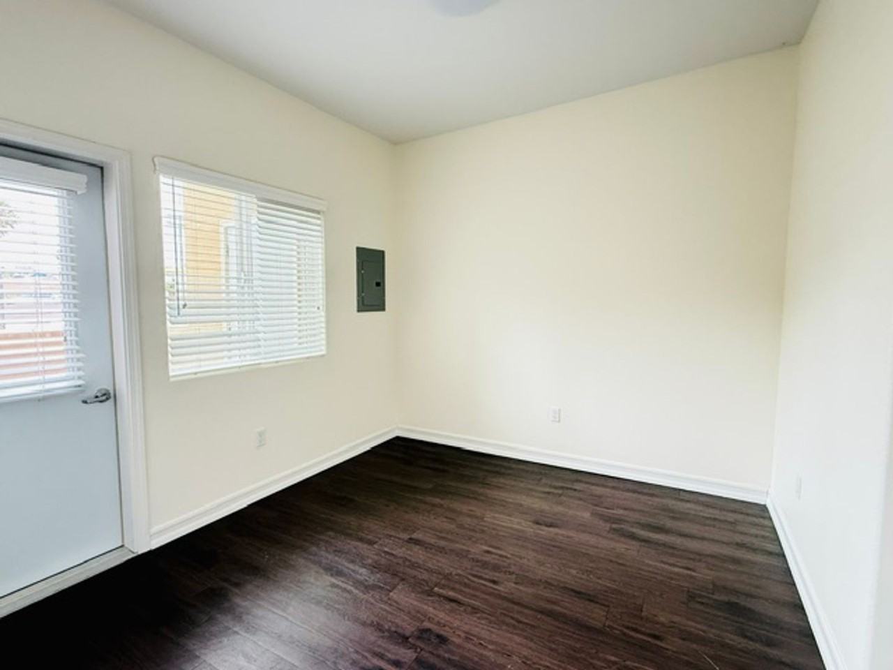 2303 E 8th St - Photo 5 of 18