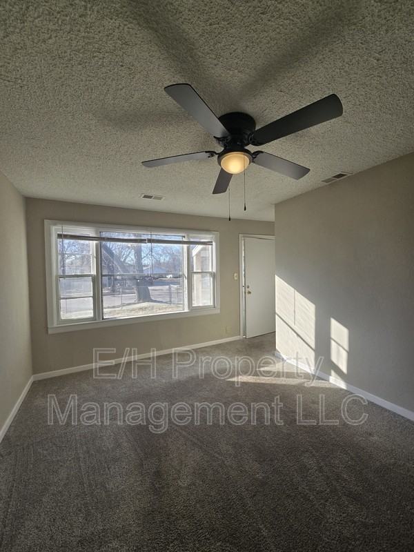 1642 N Erie St - Photo 7 of 10