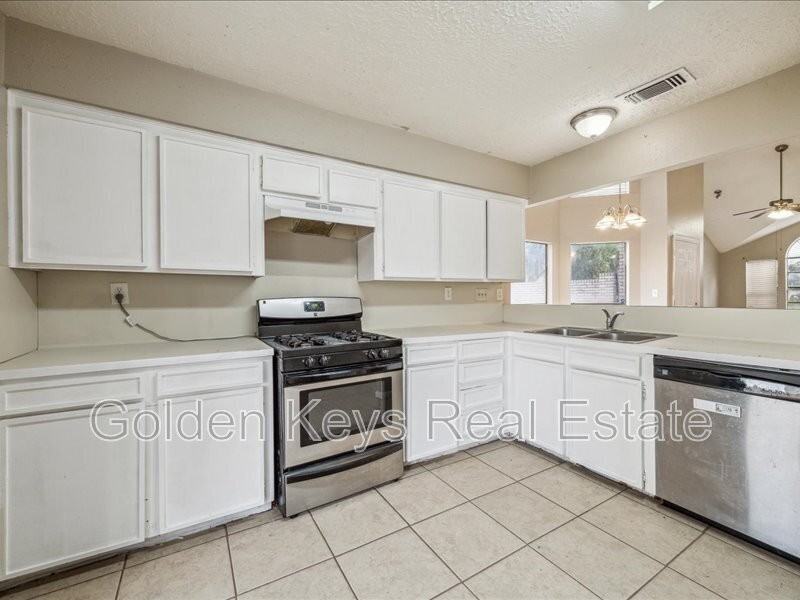 10743 Staghill Dr - Photo 6 of 16