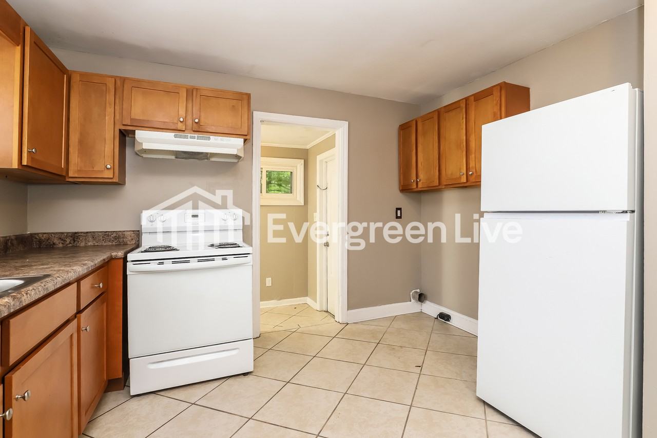 1113 Cedrow Dr - Photo 4 of 15