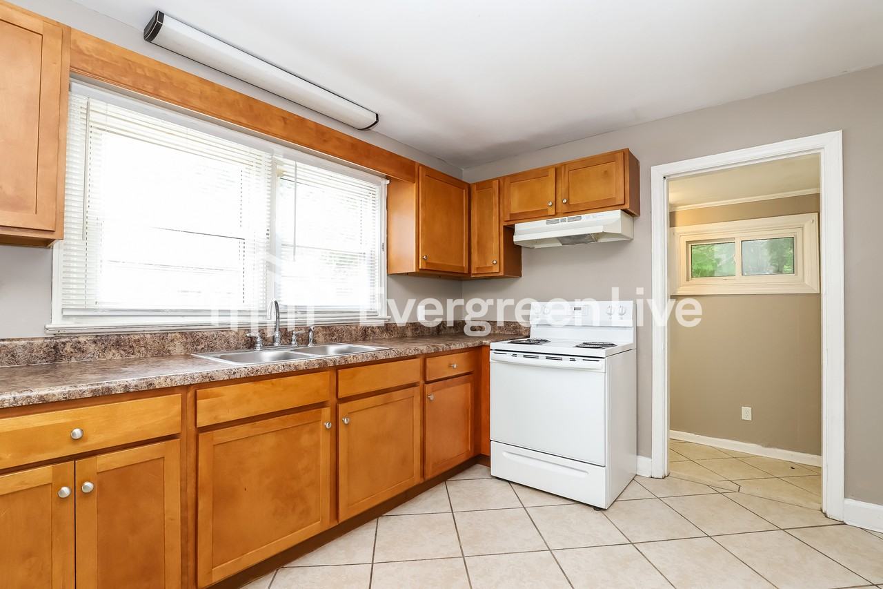 1113 Cedrow Dr - Photo 5 of 15