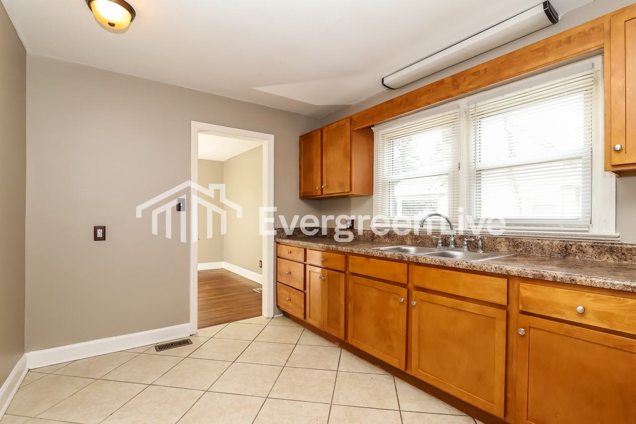 1113 Cedrow Dr - Photo 6 of 15