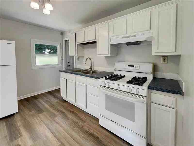 1202 Clifton Ave - Photo 6 of 15