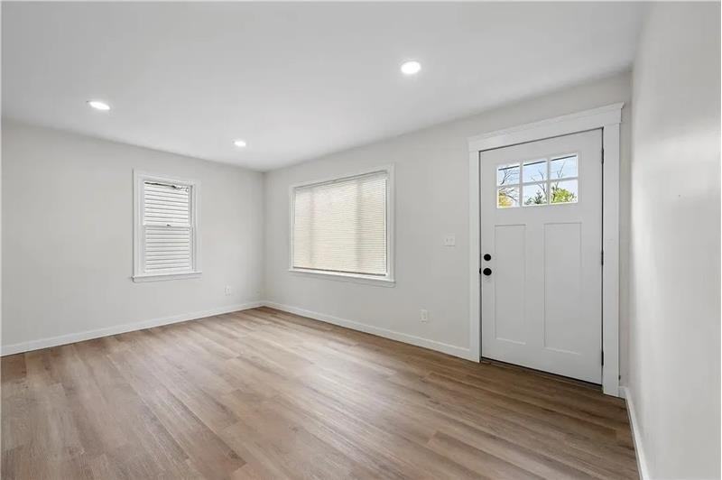 13410 Wainfleet Ave - Photo 2 of 16