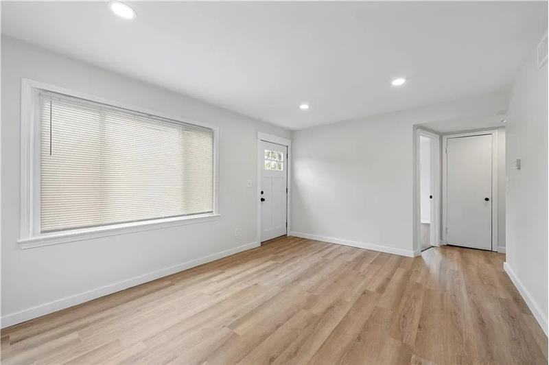 13410 Wainfleet Ave - Photo 3 of 16