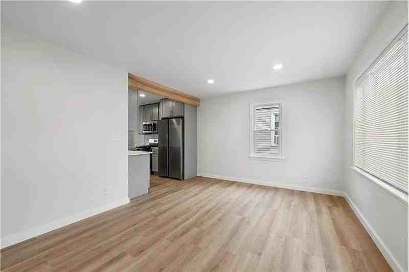 13410 Wainfleet Ave - Photo 4 of 16
