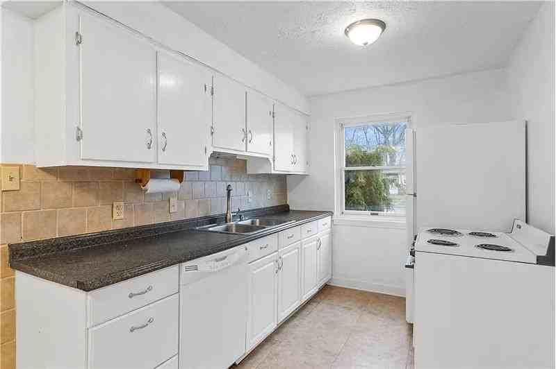 3929 Fulton Ave - Photo 7 of 17