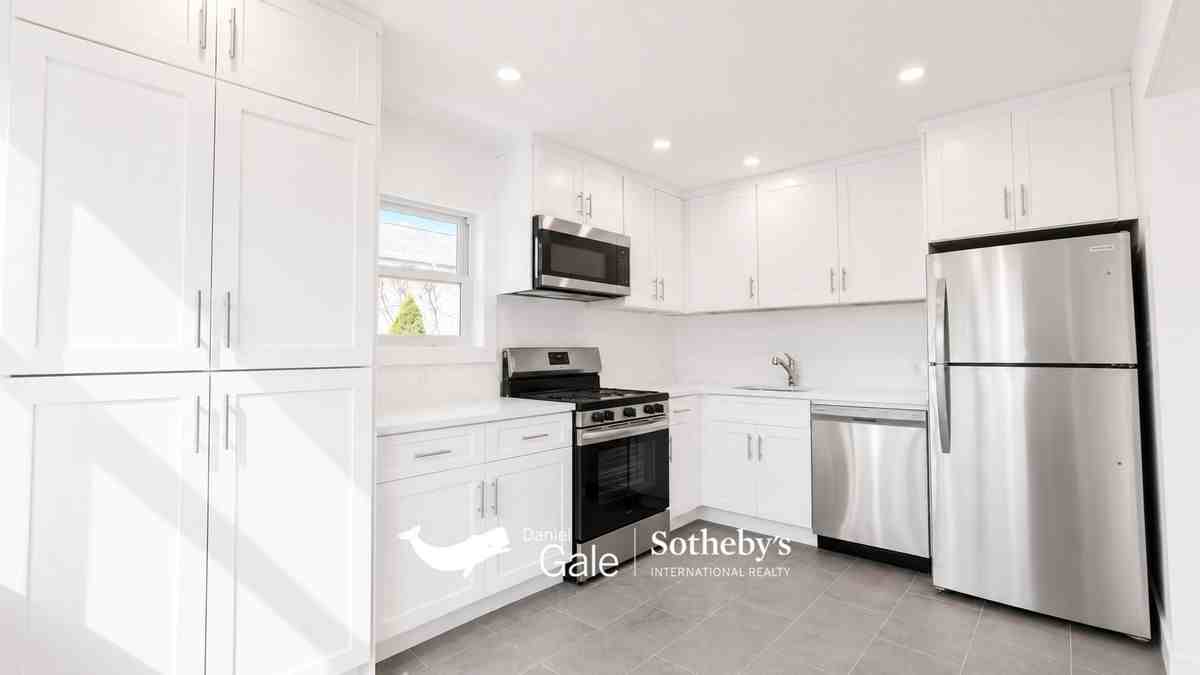43 Yennicock Ave ##2 - Photo 5 of 11