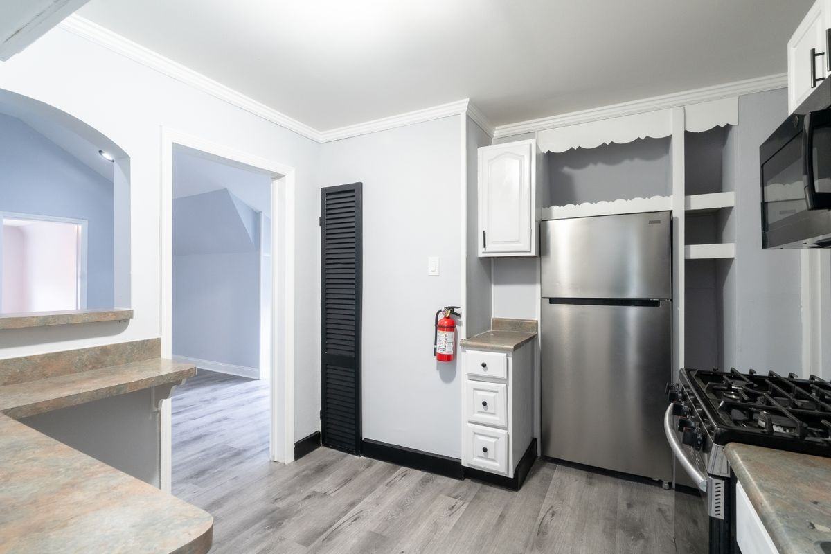 105 Shepard Ave - Photo 2 of 15