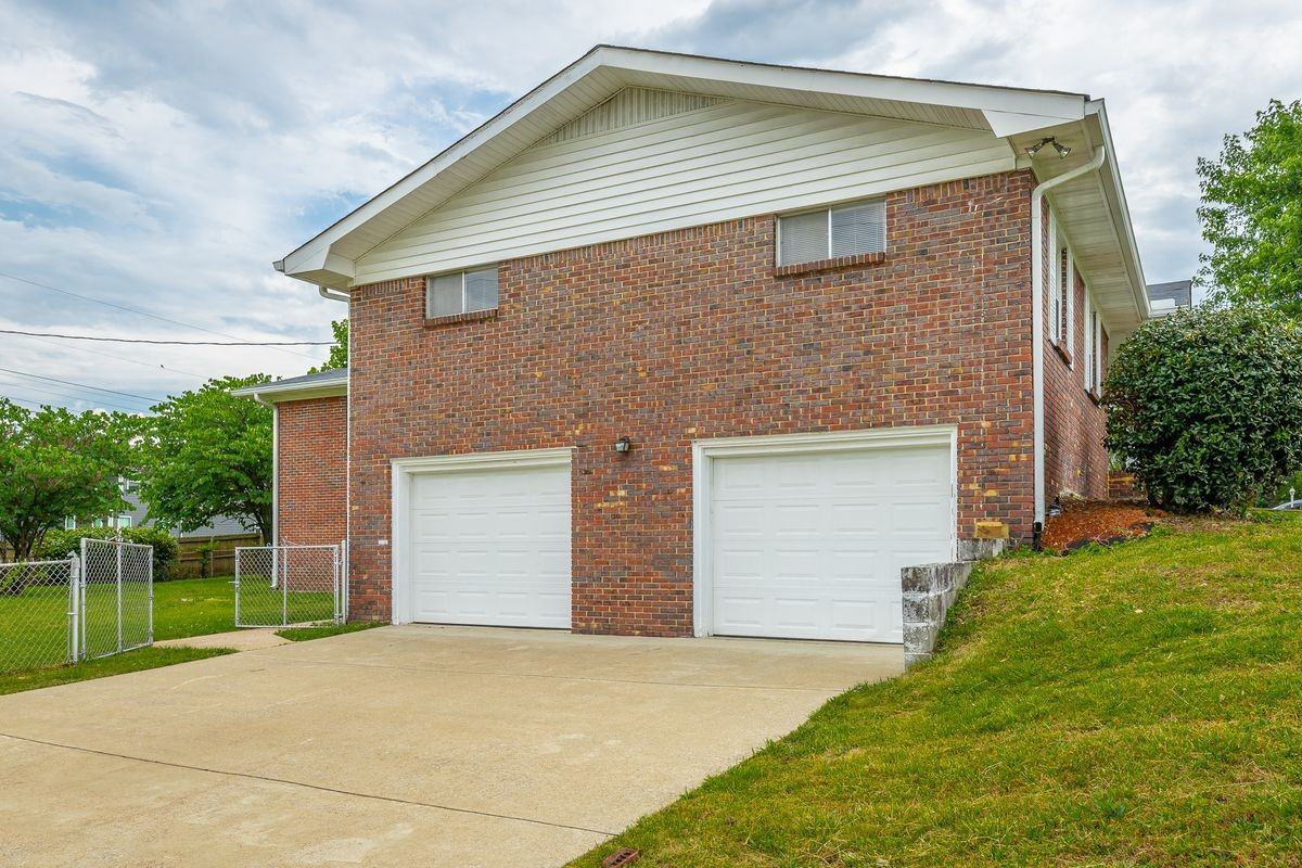 2520 Sharron Dr - Photo 2 of 3