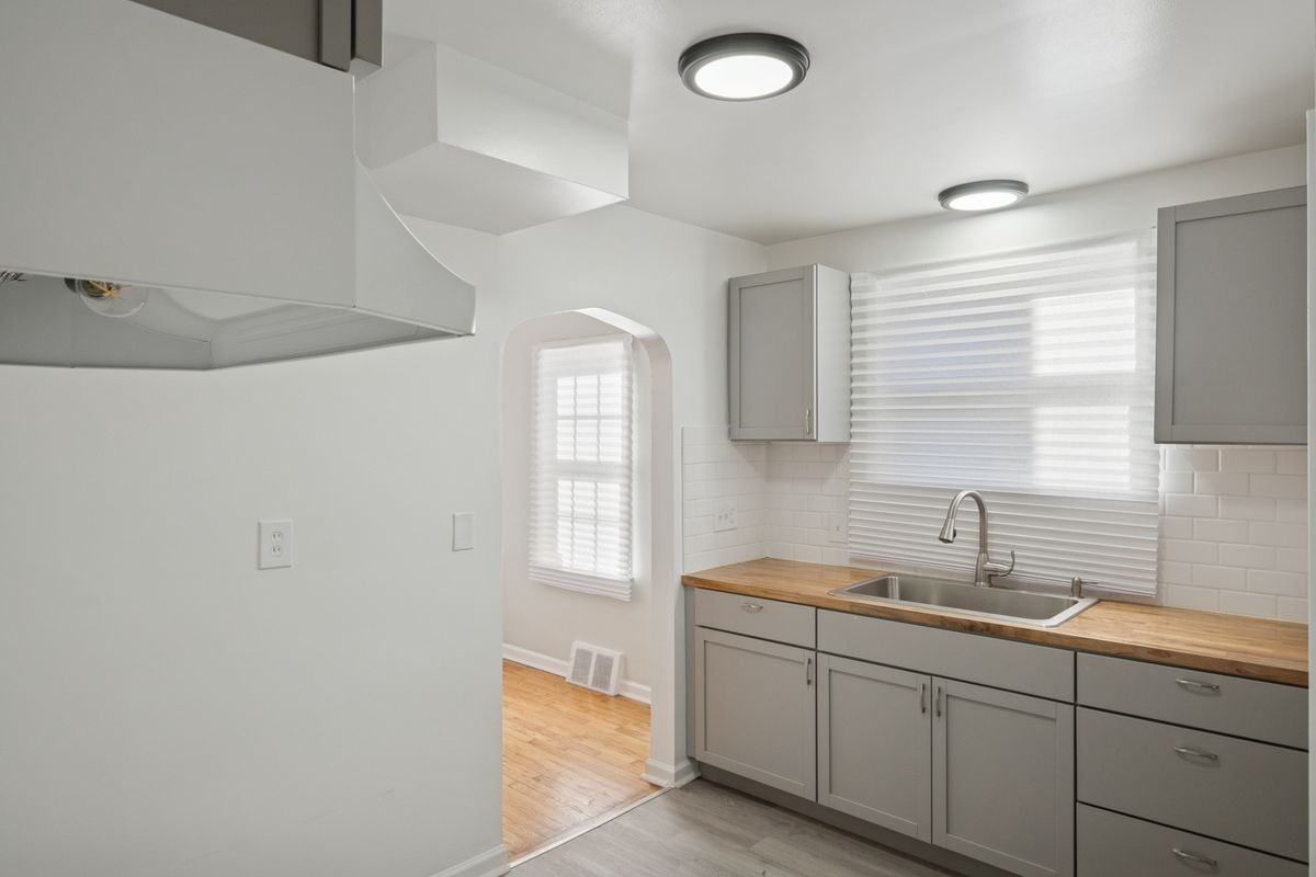 11285 Lakepointe St - Photo 2 of 9