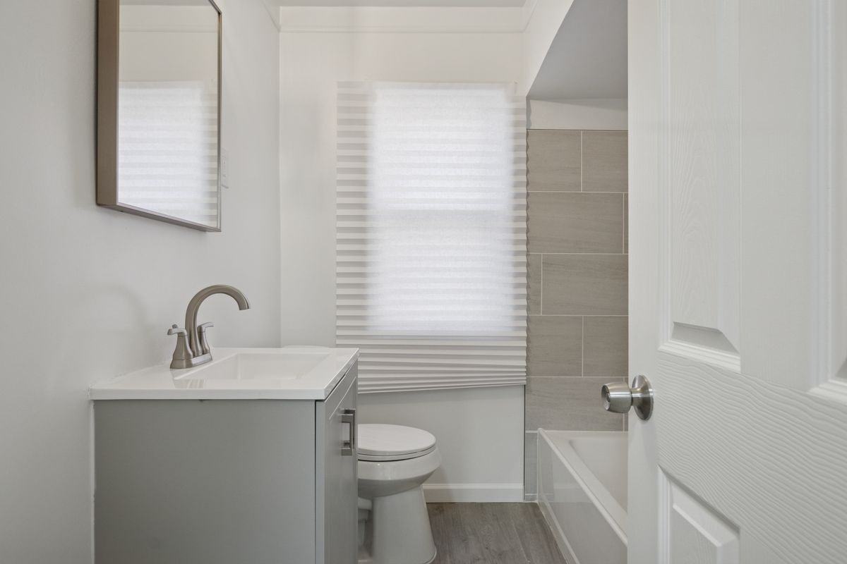 11285 Lakepointe St - Photo 3 of 9