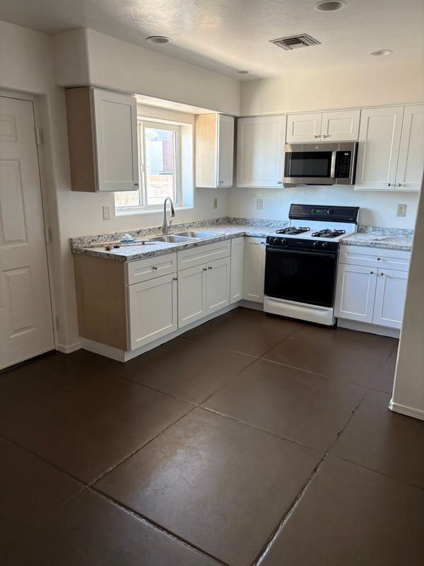 1036 N 13th Ave ##A - Photo 3 of 17