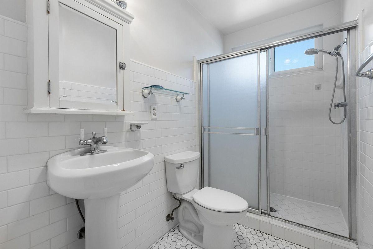 2033 E 3rd St ##3k - Photo 2 of 9