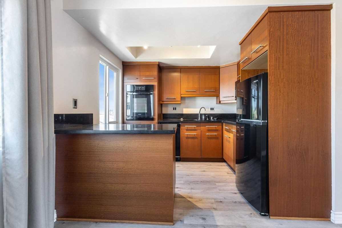 2033 E 3rd St ##3k - Photo 4 of 9